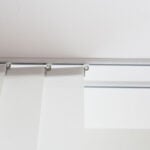 Flächen-Vorhänge stappelbar in Schweizer Vorhangschienen.