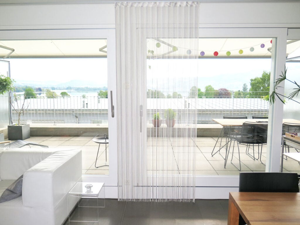Insektenschutz Balkontür ohne Bohren - Wohnzimmer mit Aussicht