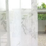 Vorhang transparent mit Blumen.