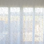 Vorhang transparent mit Ornamenten.