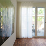 Vorhänge modernes Haus mit Blick in den Garten.