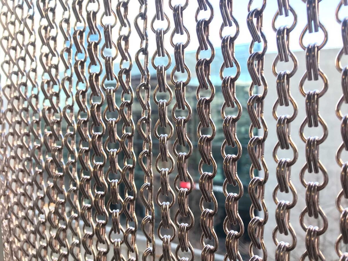 Fliegenvorhang DARWIN Ketten Balkon Detail braungrau Fliegenvorhang DARWIN Ketten Balkon Detail braungrau