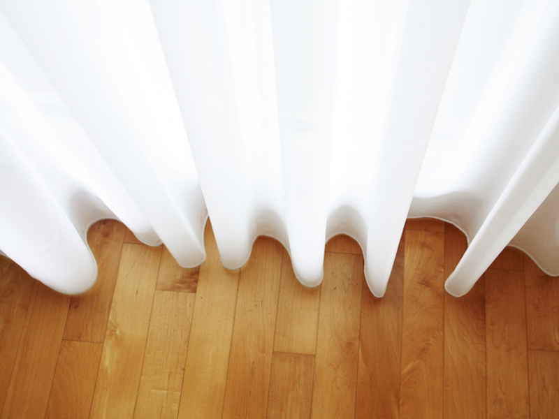 Massvorhang weiss Massvorhang weiss in Wohnzimmer mit Parkett