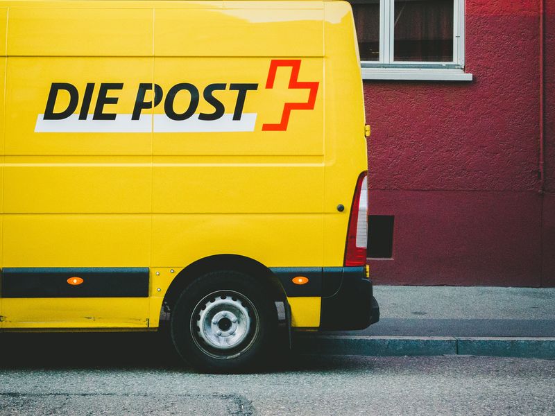 Lieferung Vorhänge - gelber Postauto