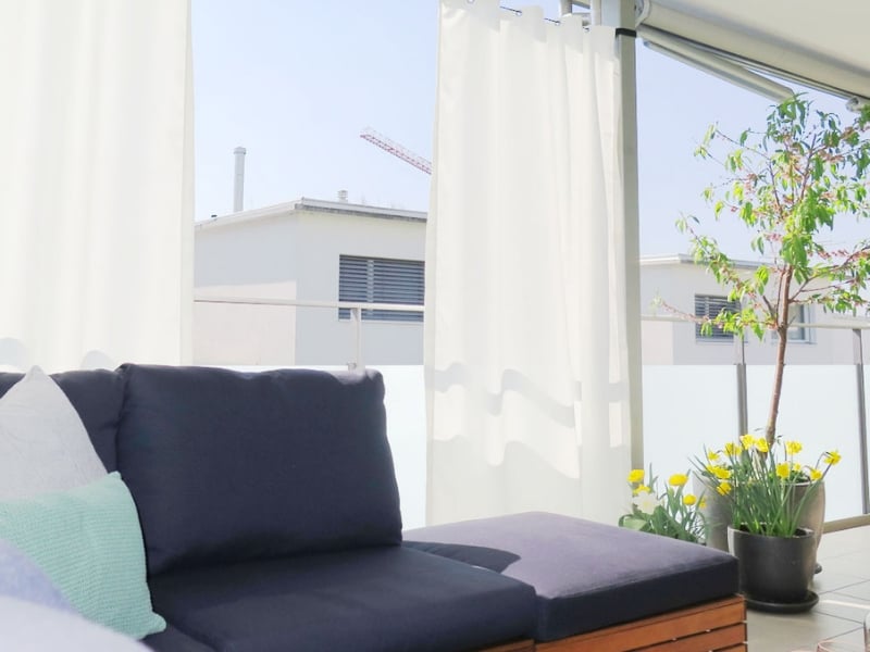 Outdoor-Vorhang - weisses Modell auf Balkon mit pflanzen und Sofa