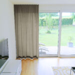 Nachtvorhang DENEB Braun [517] im modernen Wohnzimmer.