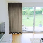 Nachtvorhang DENEB Dunkelbraun [527] im modernen Wohnzimmer.