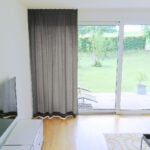 Nachtvorhang DENEB Dunkelgrau [515] im modernen Wohnzimmer.
