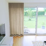 Nachtvorhang DENEB Hellbraun [507] in modernem Wohnzimmer.
