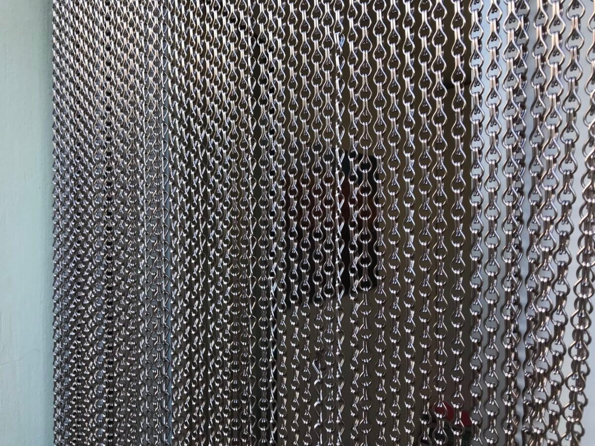 Kettenvorhang DARWIN in braungrau an Balkontür Kettenvorhang DARWIN in braungrau an Balkontür