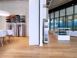 vorhangbox.ch-Showroom Baar: Beratungstisch und Ausstellungsfläche