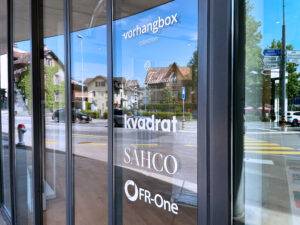 Aussenansicht vorhangbox Baar mit Vorhangmarken-Logos