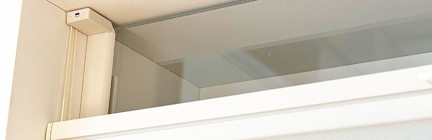 Plissee-Montage: Leiste auf Scheibe geklebt.