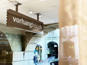 Showroom Bern: Blick aus Schaufenster auf vorhangbox.ch-Logo