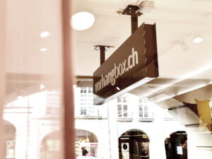 Showroom Bern: Blick aus Schaufenster auf vorhangbox.ch-Logo