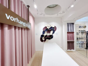 vorhangbox.ch-Showroom in der Berner Altstadt: Plaids, Konfektionsarten, Kvadrat Clouds Akkustik-Elemente