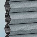 Stoffdetail vom Wabenplissee DUETTE® EOS® FIXÉ UNIX DARK in Grau [7459]