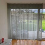 Tagesvorhang ALICANTE in Dunkelgrau [02] Raumansicht