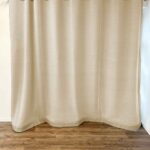 Windfangvorhang WILLISAU in Grauweiss [011] mit Einfassung in Beige - Raumansicht