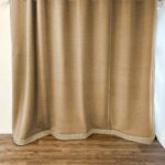 Windfangvorhang WILLISAU in Hellbraun [015] mit Einfassung in Beige - Raumansicht