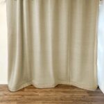 Windfangvorhang WILLISAU in Natur [007] mit Einfassung in Beige - Raumansicht