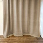 Windfangvorhang WILLISAU in Graubraun [012] mit Einfassung in Beige - Raumansicht