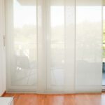 Flächenvorhang HAMAL in Sandbeige [417] - Raumansicht