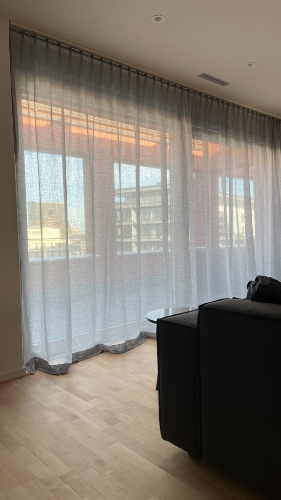 Tagesvorhang IBIZA Fischbacher 1819 in Grau [521], Klassisch einfach, Saum 10cm - Kundenprojekt Wohnzimmer