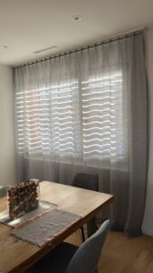 Tagesvorhang IBIZA Fischbacher 1819 in Grau [521], Klassisch einfach, Saum 10cm - Kundenprojekt Esszimmer