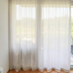 Tagesvorhang COLMAR in Braunbeige [075] - Raumansicht