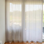 Tagesvorhang COLMAR in Braungrau [020] - Raumansicht